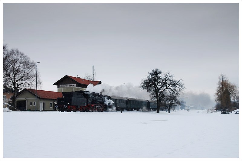 Die in 57 2770 umbezeichnete GEG Lok 657 2770 mit ihrem Sdz. R 16185 von Salzburg nach Simbach am 28.2.2009 bei der Durchfahrt in Friedburg-Lengau.
