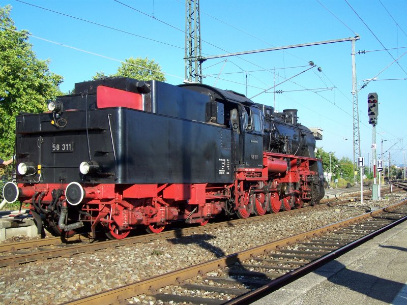 Die 58 311 beim Wassertanken im Bahnhof Gppingen am 16.September 2007