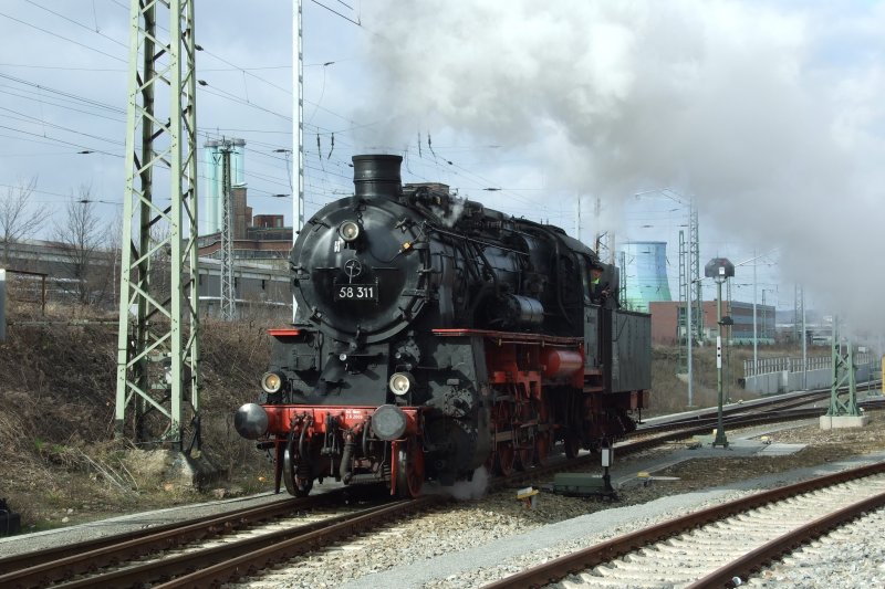 Die 58 311 ist zu Gast zur Saison-Erffnung im BW Dresden-Altstadt, einem Auenmuseum des Verkehrsmuseums zu Dresden.
Sie fuhr vermutlich immer zwischen dem Hbf und dem BW. Im Hbf konnten Interessierte immer zusteigen und die Strecke hin und retour mitfahren.
Dresden, der 22.3.09