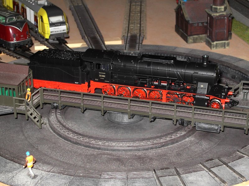Die 59 004 im BW beim Drehen. Im Hintergrund ist die V 200 018 und der ER 001 auf den Lokgleisen zusehen. 
