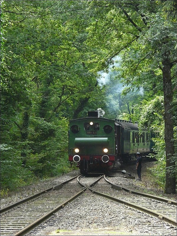 Die 6 Kilometer lange Strecke Ptange-Fond de Gras verfgt ber keine Kunstbauten, sie schmiegt sich so gut wie mglich an die hgelige Landschaft an. Mit 23 / hat sie die strkste Steigung und mit 140 Meter den engsten Kurvenradius des Luxemburger Normalspurnetzes. Am 17.08.08 kommt AMTF Dampflok N 9  Anna  mit ihren PH Wagen im  Fuusbsch , dem einzigen Kreuzungspunkt der Strecke, an und der Lokfhrer des Uerdinger Schienenbusses steht bereit, um die Weiche zu bedienen. (Jeanny)