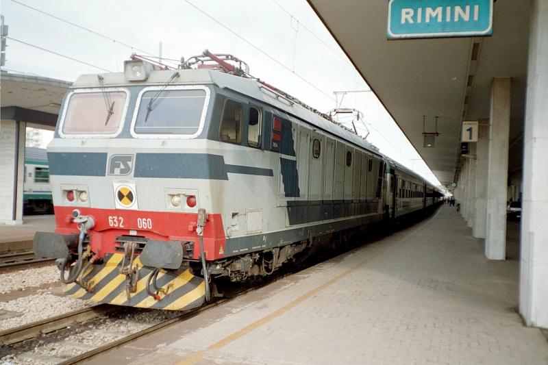 Die 632-060 im Juli 2002 mit einem Regionalexpress im Bahnhof von Rimini Richtung Bologna
