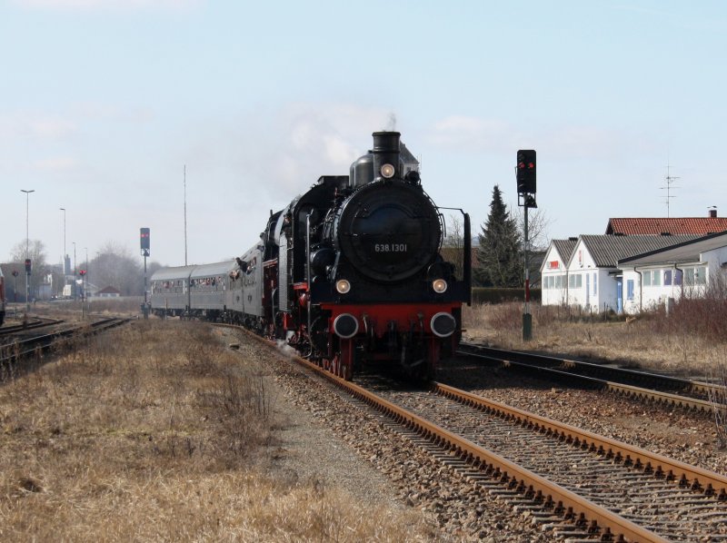 Die 638 1301 und die 01 533 der GEG am 28.02.2009 bei der Einfahrt in Simbach am Inn, mit dem Sonderzug nach Attnang-Puchheim. 