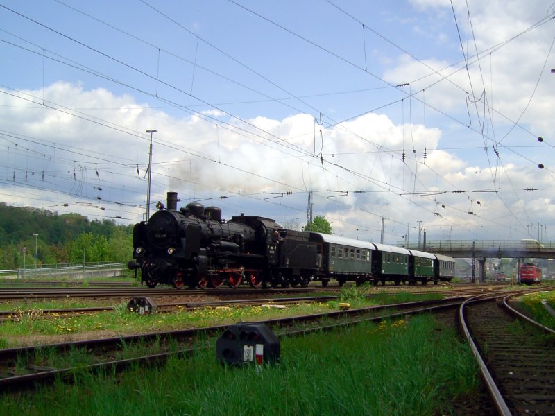 Die 638 1301 am 03.05.2008 bei der Ausfahrt aus Passau Hbf. (Gelnde war an diesem Tag ffentlich zugnglich)