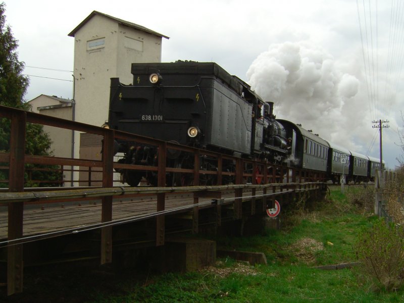 Die 638 1301 am 06.04.2008 mit einem Sonderzug bei der Ausfahrt aus Pocking nach Passau.  