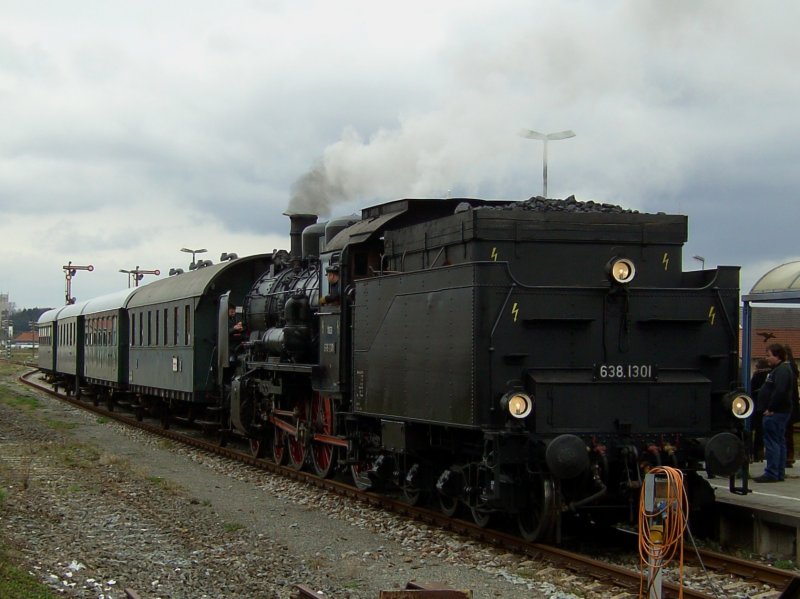 Die 638 1301 am 06.04.2008 mit einem Sonderzug in Pocking. 
