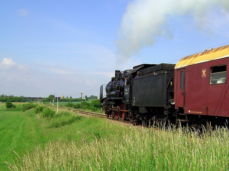 Die 638 1301 am 24.05.2008 mit einem Sonderzug unterwegs auf der Rottalbahn bei Pfarrkirchen West. 