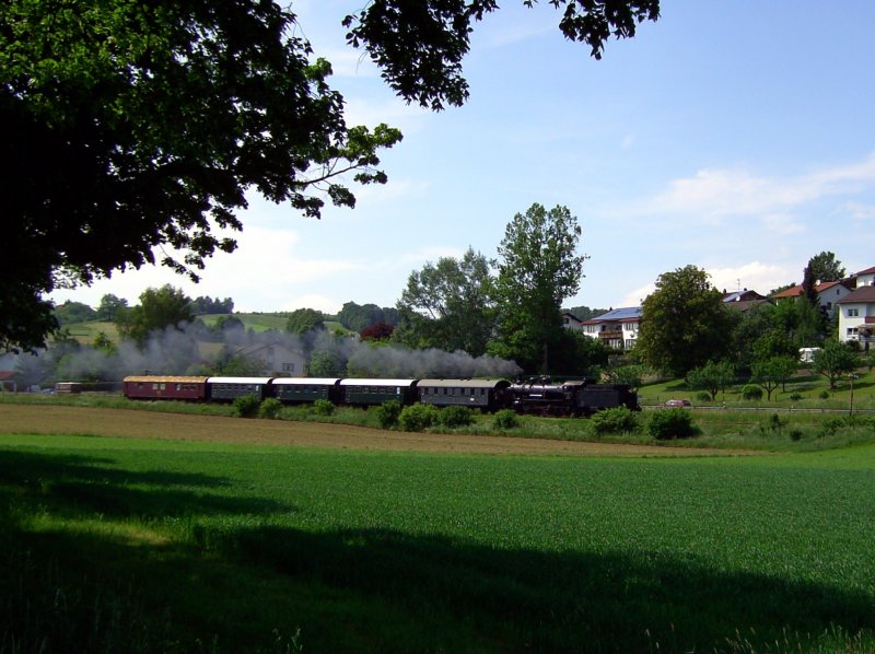 Die 638 1301 am 24.05.2008 mit einem Sonderzug unterwegs auf der Rottalbahn bei Pfarrkirchen ost. 