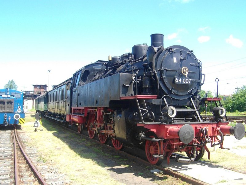 Die 64 007 am 13.06.09 auf dem Gel�nde des Eisenbahn.-und Technikmuseum Schwerin.