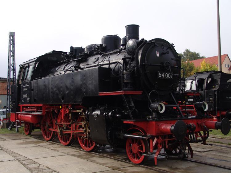Die 64 007 auf der Schweriner Fahrzeugschau.Aufgenommen am 02.10.05