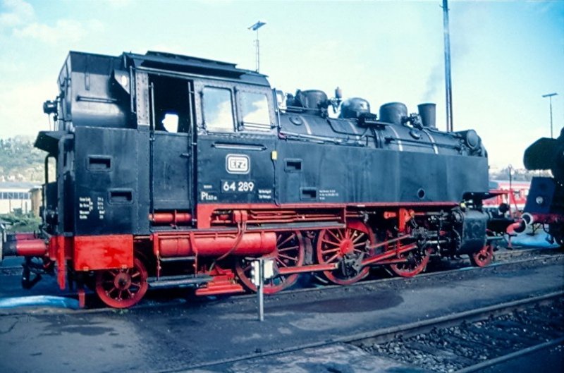Die 64 289 der EFZ. Hier wartet sie im Bw Tbingen whrend der Jubileumsveranstaltung
