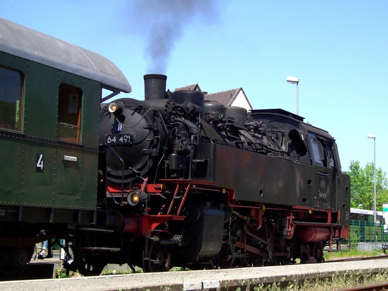 Die 64 491 am 11.05.2008 beim Ankuppeln der Wagen in Ebermannstadt. 