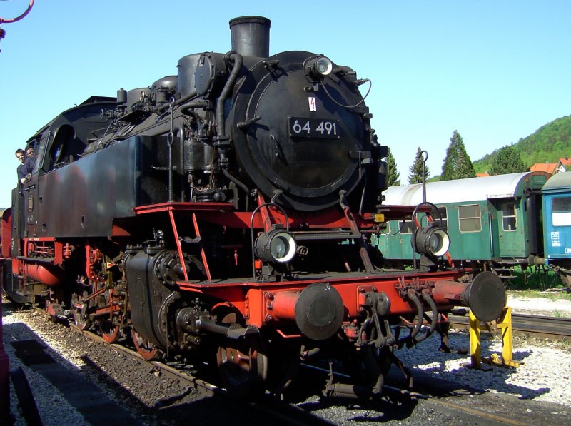 Die 64 491 in Ebermannstadt am Lokschuppen. (11.05.2008)