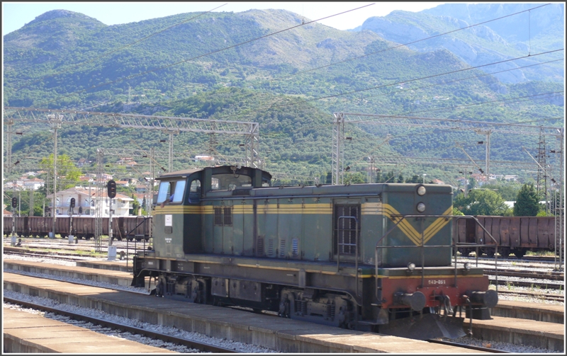 Die 643 051 noch in den Farben der JZ wie berall in ex Jugoslawien versieht den Verschiebedienst in Bar. 1972 traf ich sie auch im Streckendienst an. (27.07.2009)