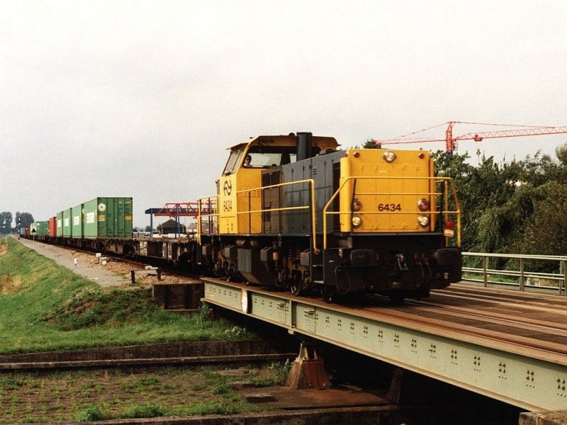 Die 6434 mit dem Gterzug 52278 Waalhaven Zuid-Veendam fahrt ber die Brcke (Muntdammerdiep) bei Zuidbroek am 2-9-1992. Bild und scan: Date Jan de Vries. 
