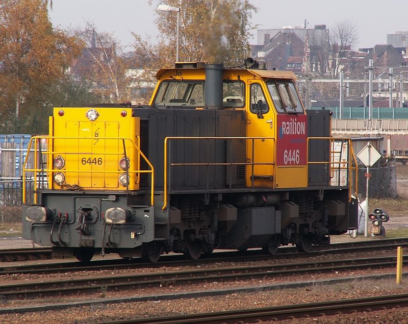 Die  6446  steht nach einem weiteren Rangiervorgang auf einem Abstellgleis in Venlo. Das Foto satmmt vom 16.11.2007