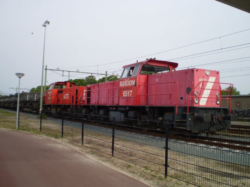 Die 6517 und die 6473 mit einem militair zug am bahnhof Steenwijk