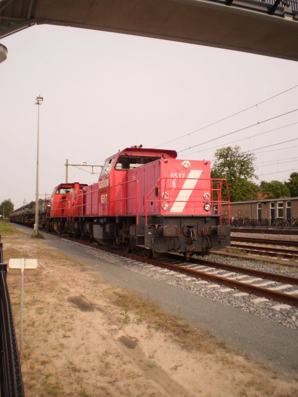 Die 6517 und die 6473 warten am bahnhof Steenwijk mit einem militair zug, 20-05-2009
