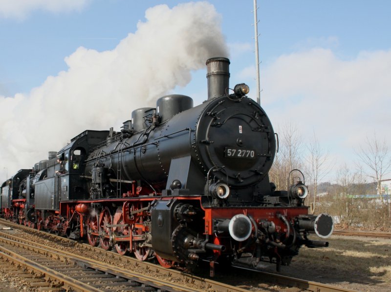 Die 657 2770 und die 638 1301 am 28.02.2009 mit dem Dampfsonderzug nach Attnang-Puchheim bei der Durchfahrt in Braunau. 