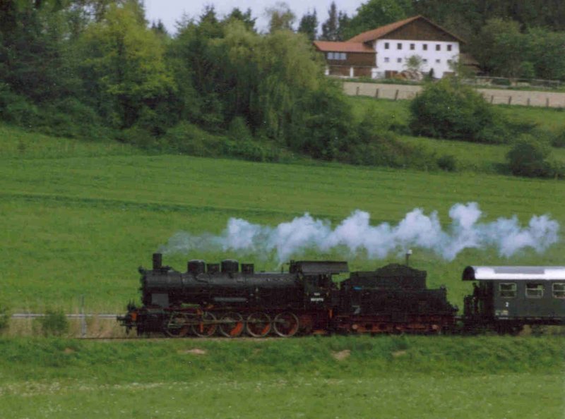 Die 657 2770 der �GEG am 14.05.2005 mit einem Sonderzug bei Voller fahrt auf der Rottalbahn bei Pfarrkirchen. (Eingescanntes Foto) 