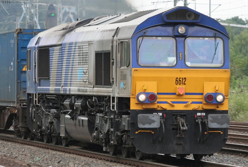 Die 6612 der ERS Railways zieht einen gemischten Gterzug durch Kln West am 11.07.2009