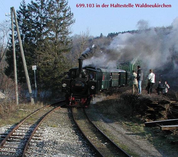 Die 699.103 mit dem Zug nach Grnburg wird im September 2002 in der Halte- und Ladestelle Waldneukirchen bereits von einer Schar von Fotografen erwartet. Im Hintergund die 80 m lange Bogenbrcke ber die Steyr.