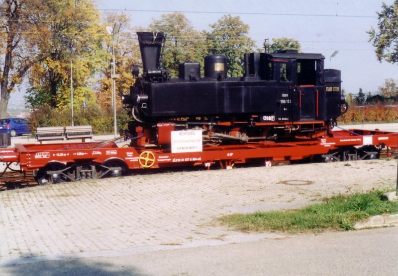 Die 699.103 verladen auf einem Gleiswagen nach Gmnd N in Eggenburg