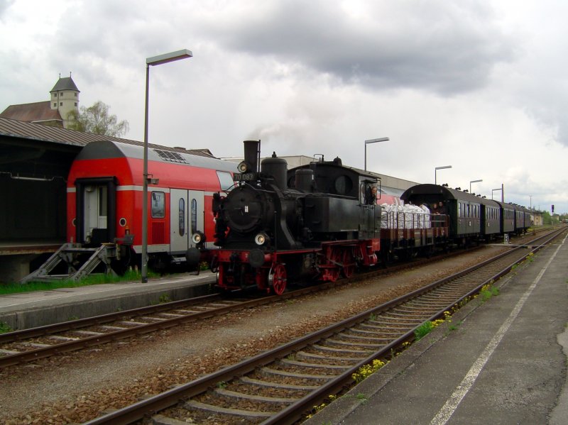 Die 70 083 am 01.05.2008 bei der Einfahrt mit einem Sonderzug in M�hldorf.