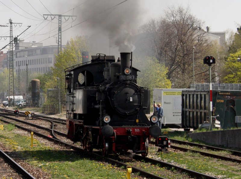 Die 70 083 am 13.04.2009 in Mnch Ost bei Pendelfahrten, wegen Waldbrand Gefahr durfte sie den Ost Bahnhof nicht verlassen.  