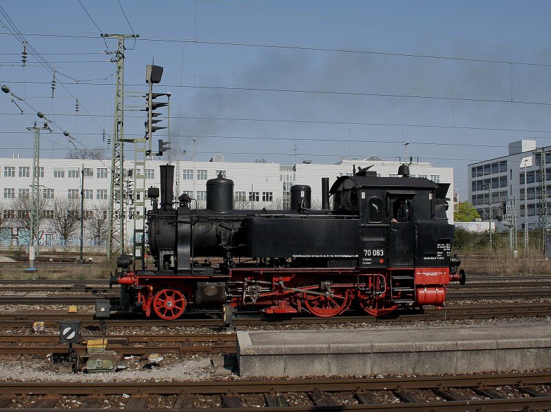 Die 70 083 am 13.04.2009 in Mnchen Ost bei Pendelfahrten sie durfte den Bahnhof nicht verlassen wegen Waldbrandgefahr.  