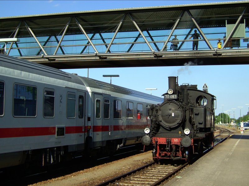 Die 70 083 am 21.06.2008 neben dem IC Rottalerland auf Gleis 1 in Mhldorf. 