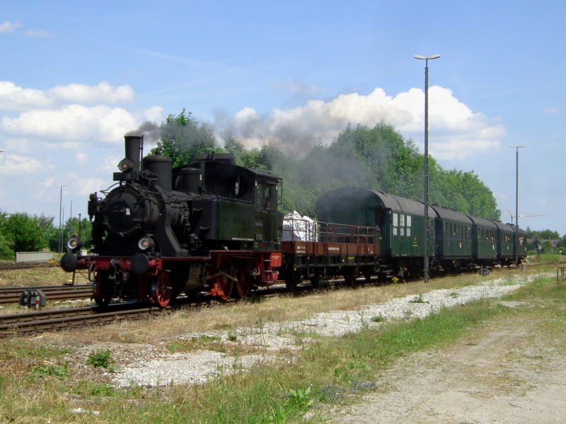 Die 70 083 am 21.06.2008 mit einem Sonderzug bei der Einfahrt in Mhldorf. 