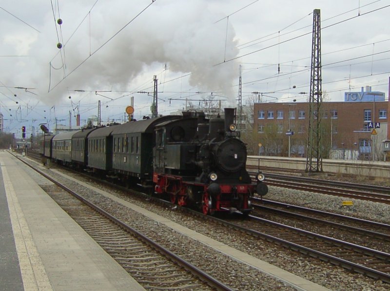 Die 70 083 am 23.03.2008 bei der Durchfahrt am Heimeranplatz mit Volldampf.   