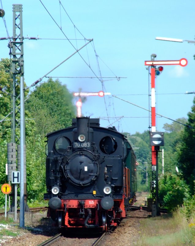 Die 70 083 mit Dampf-Sonderzug von Bayerisch Eisenstein nach Landshut Hbf am 16.08.09 bei der Durchfahrt durch Wrth a.d.Isar!