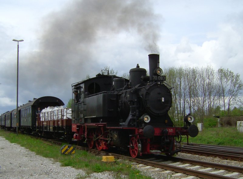 Die 70 083 mit einem Sonderzug am 01.05.2008 bei der Ausfahrt aus Mhldorf nach Alttting. 