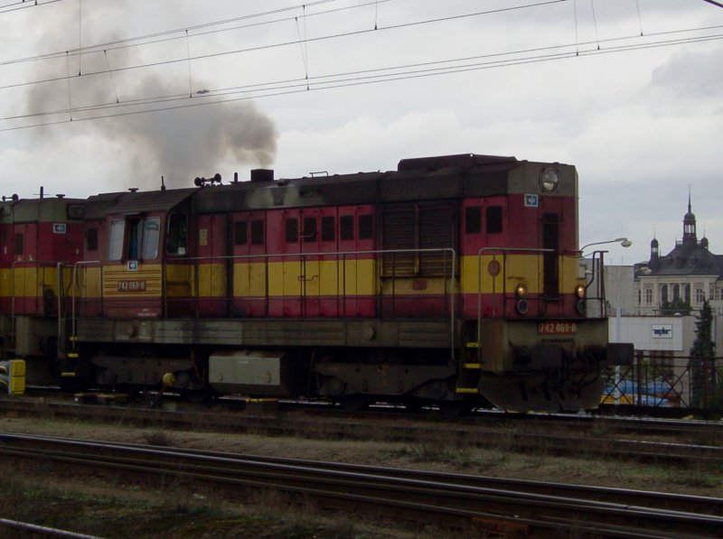 Die 742 096 bei einer Rangierfahrt am 03.11.2008 in Pilsen Hbf. 