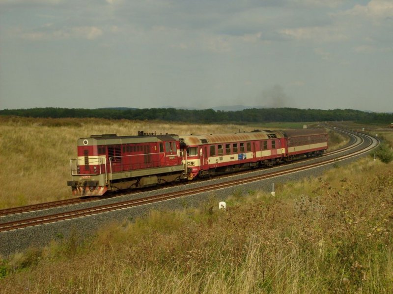 Die 742 097-9 mit leerem Schnelzug 1535 von Praha nach Chomutov. Dieser Zug hatte Versptung ber 150 Minuten. An Sporice fotografiert. (20. 8. 07)