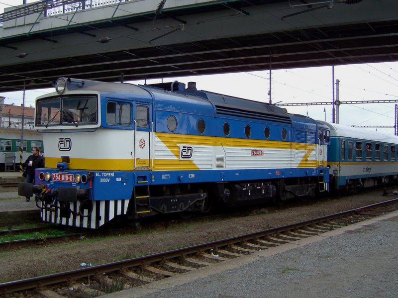 Die 754 019 mit dem ALEX nach Prag am 03.10.2008 in Pilsen Hbf.   