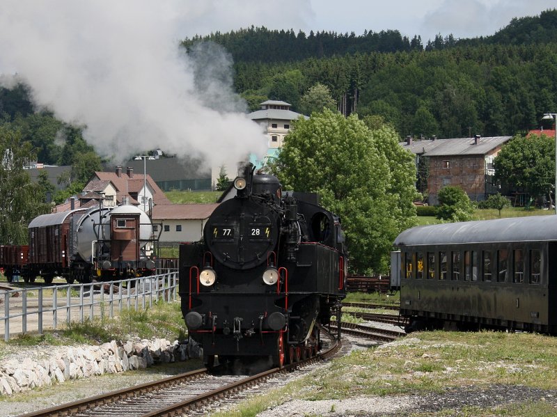 Die 77 028 am 31.05.2009 bei Pendelfahrten in Ampflwang. 