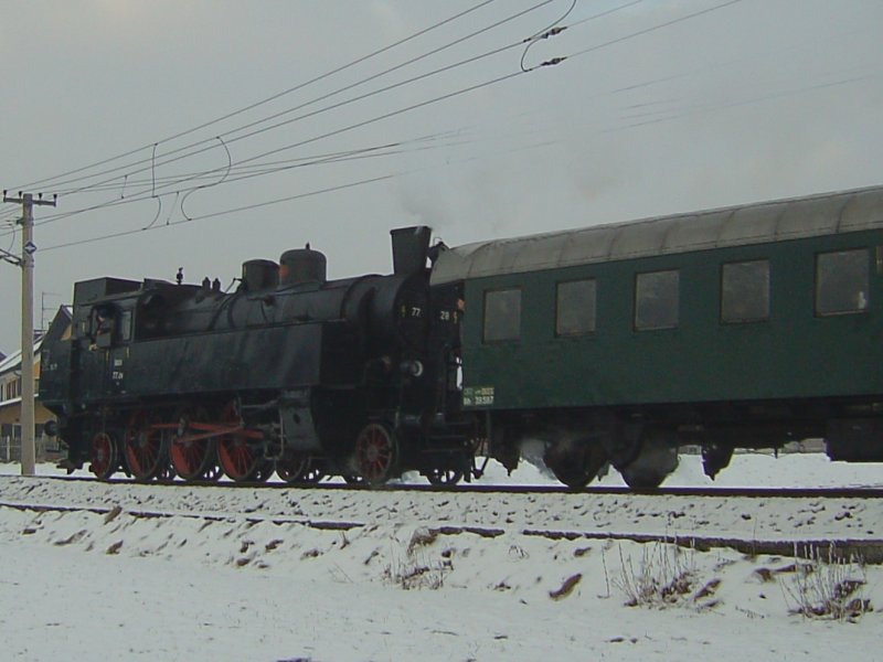 Die 77 28 am 24.12.2007 mit dem Christkindl Dampfzug von Salzburg nach Lamprchtshausen bei der Bahnhofseinfahrt in Brmoos. 