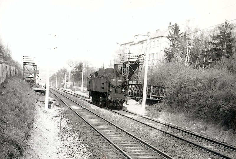 Die 77.259 auf der Verbindungsbahn in Wien (Hietzing). Die Elektrifizierung ist noch nicht fertig, wir sind im Sommer 1970. 
Foto J.J. Barbieux.