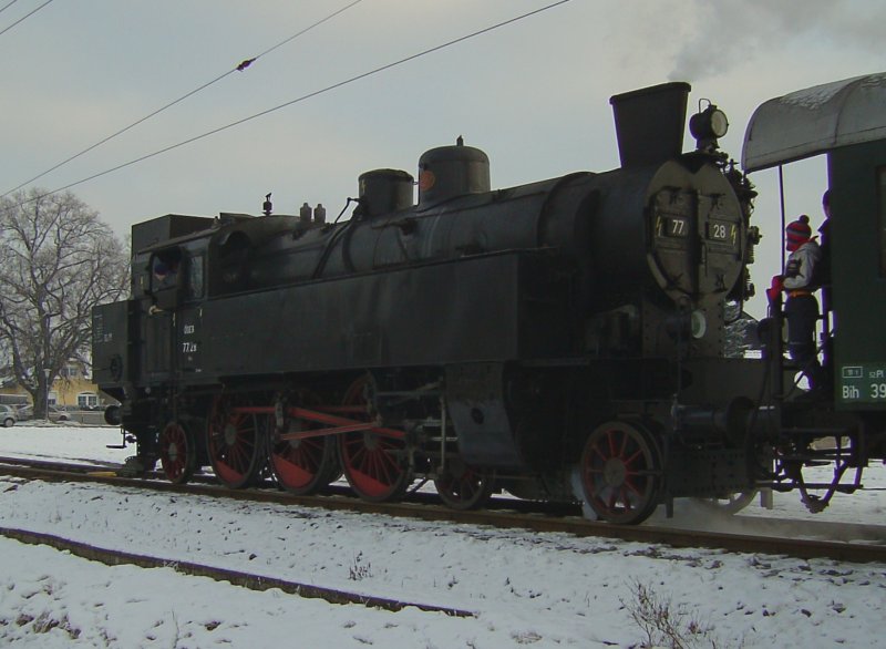 Die 77.28 am 24.12.2007 bei der Einfahrt in Lamprchtshausen. 