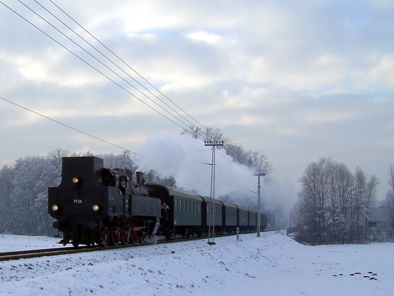 Die 77.28 am 24.12.2007 bei der Einfahrt in Lamprchtshausen mit ihrem Christkindl Zug. 