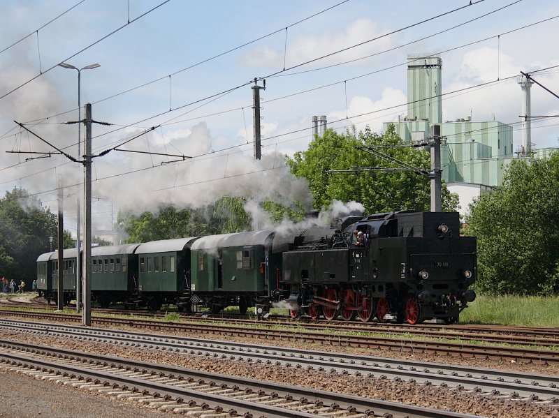Die 78 618 mit dem Sonderzug aus Ampflwang bei der Einfahrt in Timelkam.
