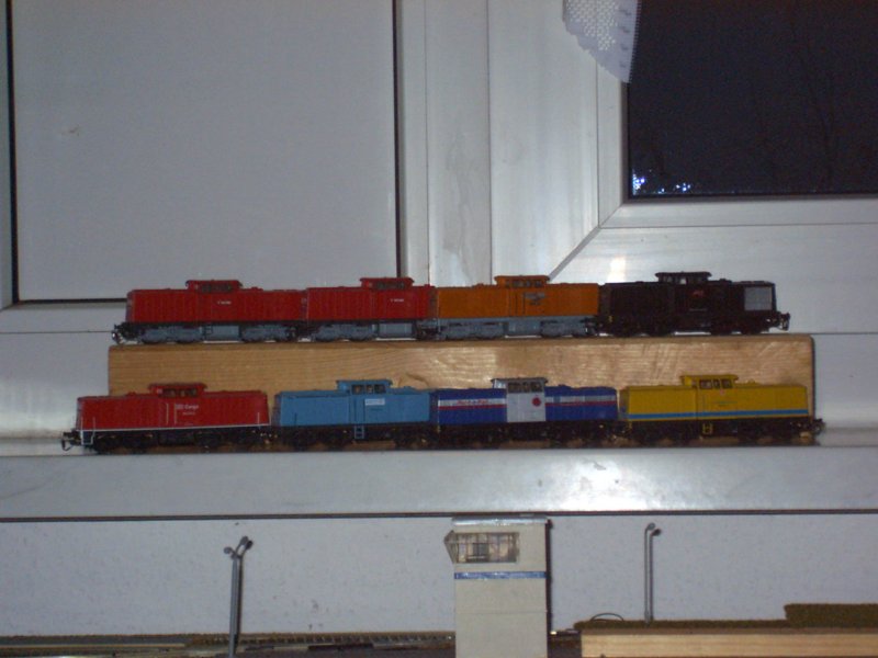 Die 8 Dieselloks meiner TT Anlage:Angefangen von links oben: 2 BR V 100 in rot,BR 111 (DR,umbeschriftet auf EIB),BR 203 rt&l,von unten links: BR 204 DB AG,BR 202 DLW Meiningen,BR 203 Rent a Rail und BR 203 DB Netz Instandsetzung.