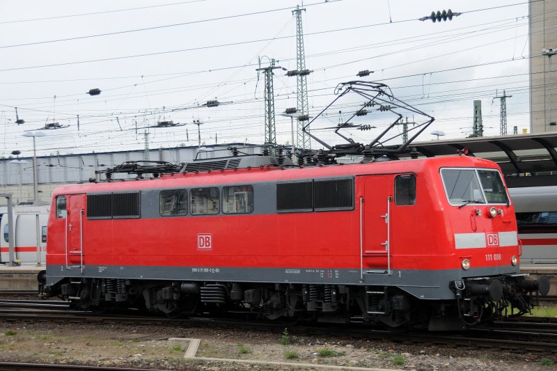 Die 8. ihrer Baureihe im Lokportrait: 111 008 prsentiert sich in Frankfurt Hbf. (April 2009).