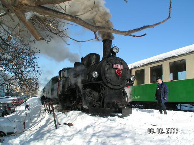 Die 83.180 wartet auf die Vorspannlok Kh 101.
<a href= http://www.bahnbilder.de/kauf  target= _blank ><img src= http://www.bahnbilder.de/counter/counter_new.php?key=335024393  alt= Bahnbilder.de  title= bahnbilder.de  border= 0 ></a>


