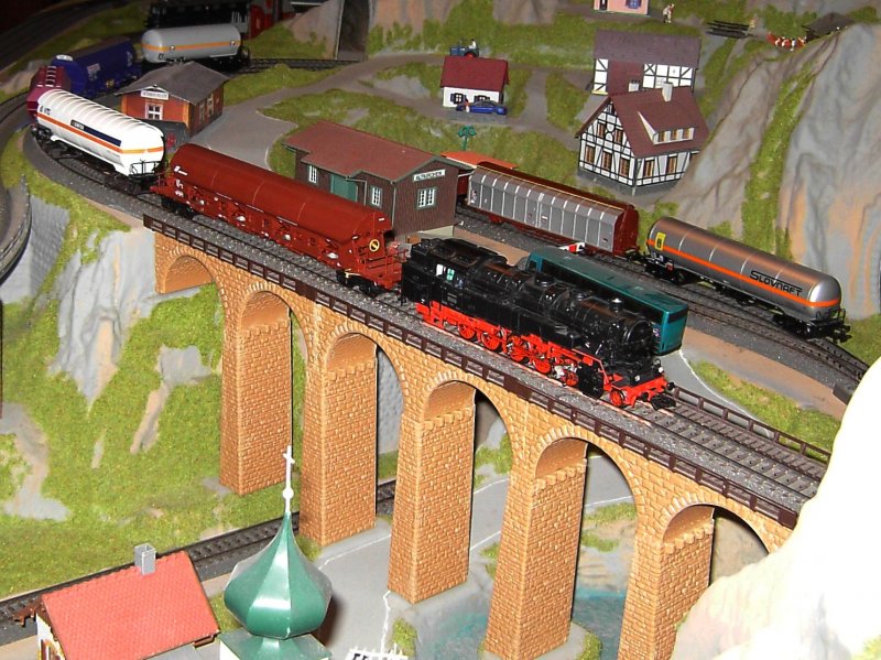 Die 85 001 mit einem Gterzug unterwegs auf der Gebirgsbahn. 