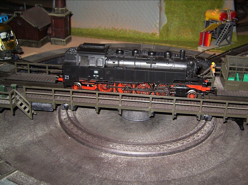 Die 86 132 auf der Drehscheibe beim drehen auf das Ausfahrgleis. 