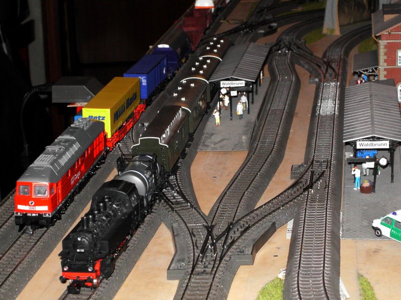 Die 86 132 mit einem Sonderzug am Bahnsteig 3 wehrend auf Gleis 4 die 232 286 mit einem Gterzug Durchfhrt. 